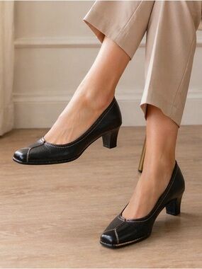 Roberto Capucci Black Leather Heels Made in Italy Size 7 AAA Narrow Classic Pump